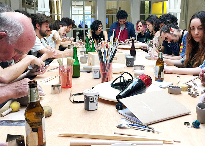 Para, mira toca: cursos de cerámica con Alhambra
